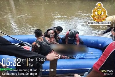 Anggota bomba mengangkat mangsa ke dalam bot. - FOTO: Bomba Selangor