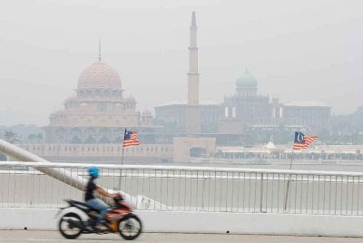 Sebanyak 22 kawasan di seluruh negara mencatatkan bacaan Indeks Pencemar Udara (IPU) pada tahap tidak sihat setakat jam 9 pagi ini. Foto fail Bernama