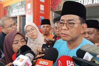 Mohamed Khaled pada sidang akhbar selepas Majlis Sambutan Maulidur Rasul Peringkat Parlimen Kota Tinggi di Dewan Besar Felda Air Tawar 2, Kota Tinggi.