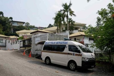 Balai polis bergerak ditempatkan di hadapan kediaman Najib di Jalan Langgak Duta. Foto Bernama 