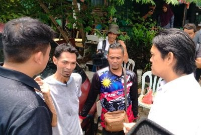 Mohamad Hairul Amir (kanan) menyampaikan ucapan takziah mewakili Anwar kepada Raja Ikhwan Hadi (dua dari kiri) selepas menziarahi keluarga berkenaan di Taman Desa Tambun di sini pada Ahad.