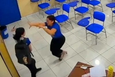 Remaja berkenaan mengeluarkan sebilah pisau sebelum menyerang mangsa secara tiba-tiba. Foto: Agensi