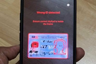 Aplikasi MyDigital ID masih memaparkan templat MyKad lama iaitu gambar pemegang kad di sebelah kanan, manakala cip di sebelah kiri. Kredit foto: SoyaCincau