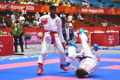 Thevendran (kiri) menewaskan Rakesh 9-1 dalam aksi repechage kumite bawah 55kg Sukan Asia di Gimnasium Toyohashi, Aichi. Foto FB MSN
