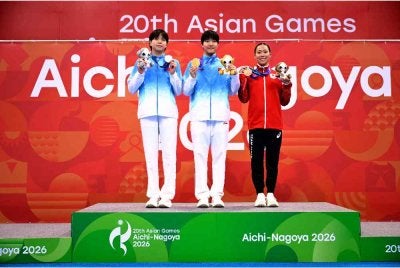 Zidi (tengah) mencipta rekod Sukan Asia selepas meraih emas acara 200m kuak kupu-kupu wanita di Jepun pada Ahad. Foto: AFP.
