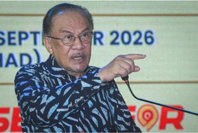 Anwar ketika berucap pada Majlis Hi-Tea Reunion Perintis Reformis pada Ahad. Foto Bernama