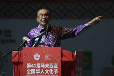 Perdana Menteri, Datuk Seri Anwar Ibrahim menyampaikan ucapan pada Majlis Perasmian Pesta Kebudayaan Cina Malaysia Kali Ke-41 di Encore Theatre Melaka, Klebang di sini hari ini. Foto Bernama 
