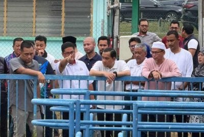 Onn Hafiz (tengah) meninjau paras air di Empangan Machap sebagai persiapan menghadapi fenomena Super El Nino. - Foto Ranhill SAJ