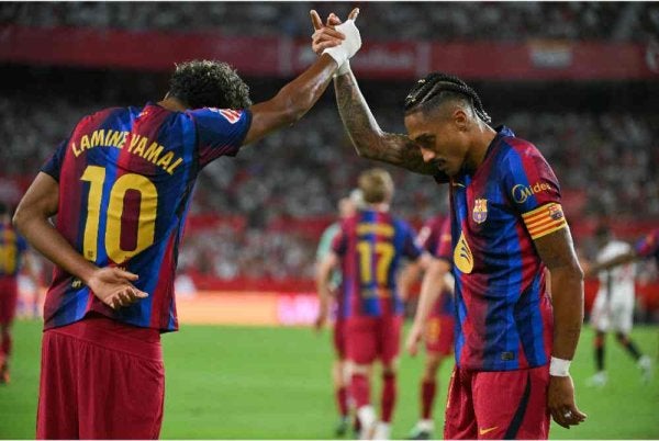 Duo berbisa, Raphinha (kanan) dan Yamal yang memacu kemenangan Barca ke atas Sevilla 3-1 dalam saingan La Liga pada Ahad. Foto AFP