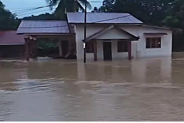 Keadaan banjir di Taman Agropolitan Rantau Manis, Gua Musang pada Ahad. Foto: Tular