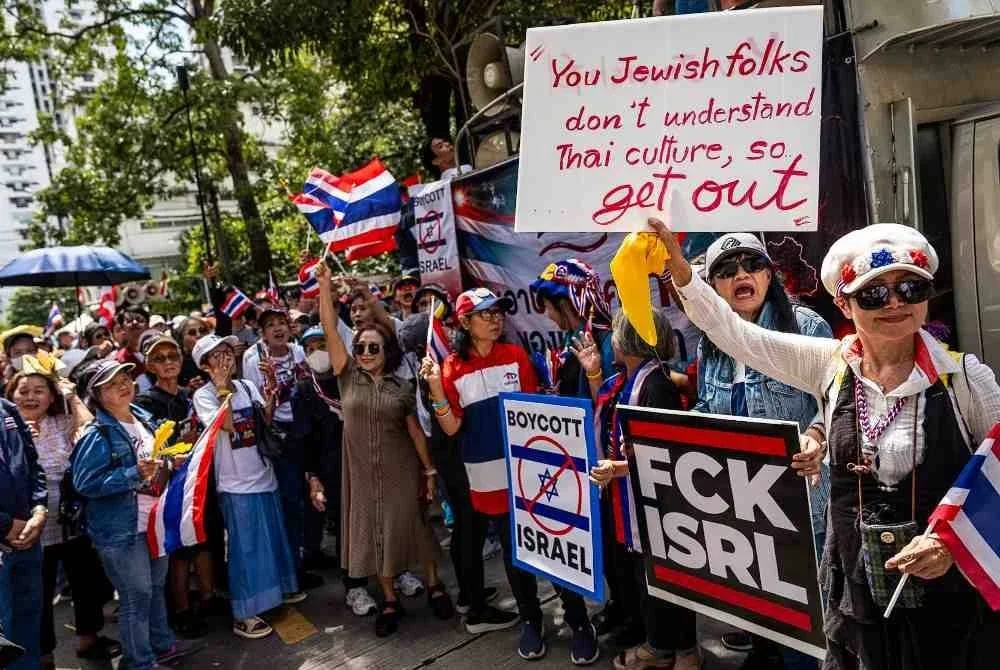 Penunjuk perasaan mengadakan himpunan sambil membawa plakad di luar Kedutaan Israel di Bangkok. Foto: AFP