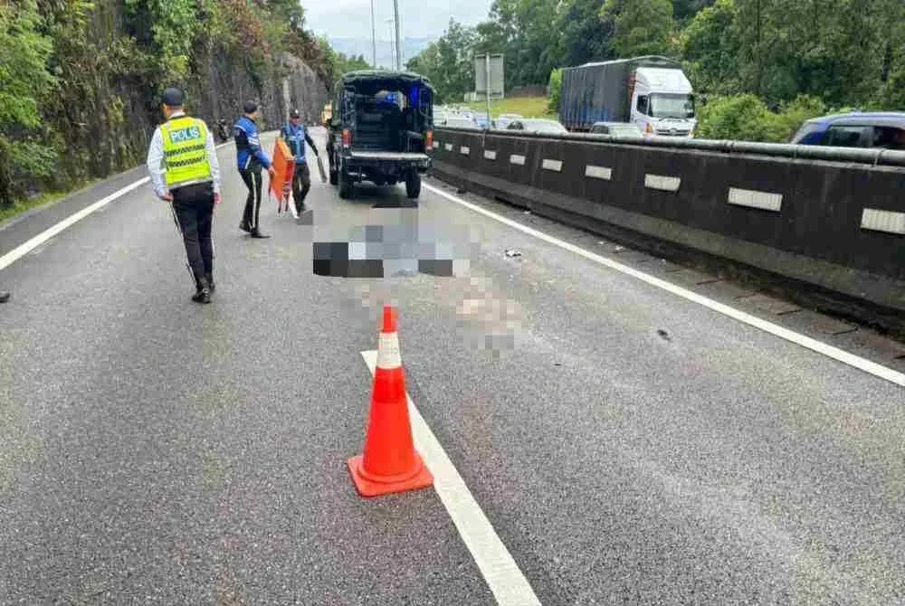 Penunggang motosikal maut dipercayai digilis lori kejadian kemalangan disyaki langgar lari di Kilometer 263.4 PLUS arah selatan selepas Terowong Menora, pada Ahad.