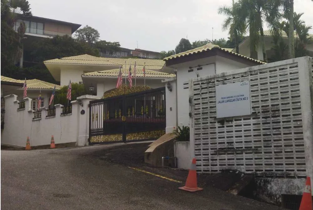 Keadaan di hadapan kediaman Najib di sini pada Isnin.