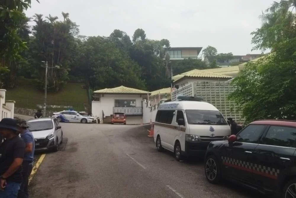 Sebuah balai polis bergerak ditempatkan berhampiran kediaman Najib di Langgak Duta.