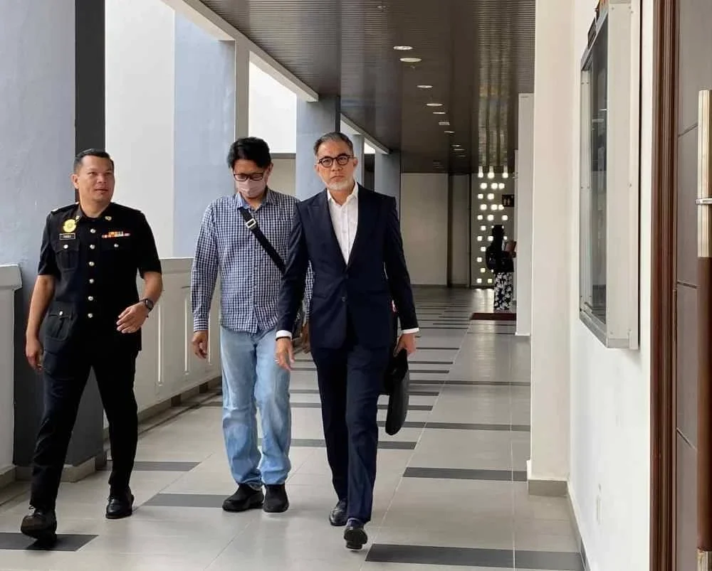 Tengku Kamarolhisham (tengah) didakwa di Mahkamah Sesyen Kota Bharu pada Isnin atas pertuduhan bersubahat melakukan pecah amanah hasil kutipan penalti daripada kontraktor sebanyak RM14,000 melibatkan projek membina dan menyiapkan projek bangunan komersial setinggi 22 tingkat kira-kira sembilan tahun lalu.