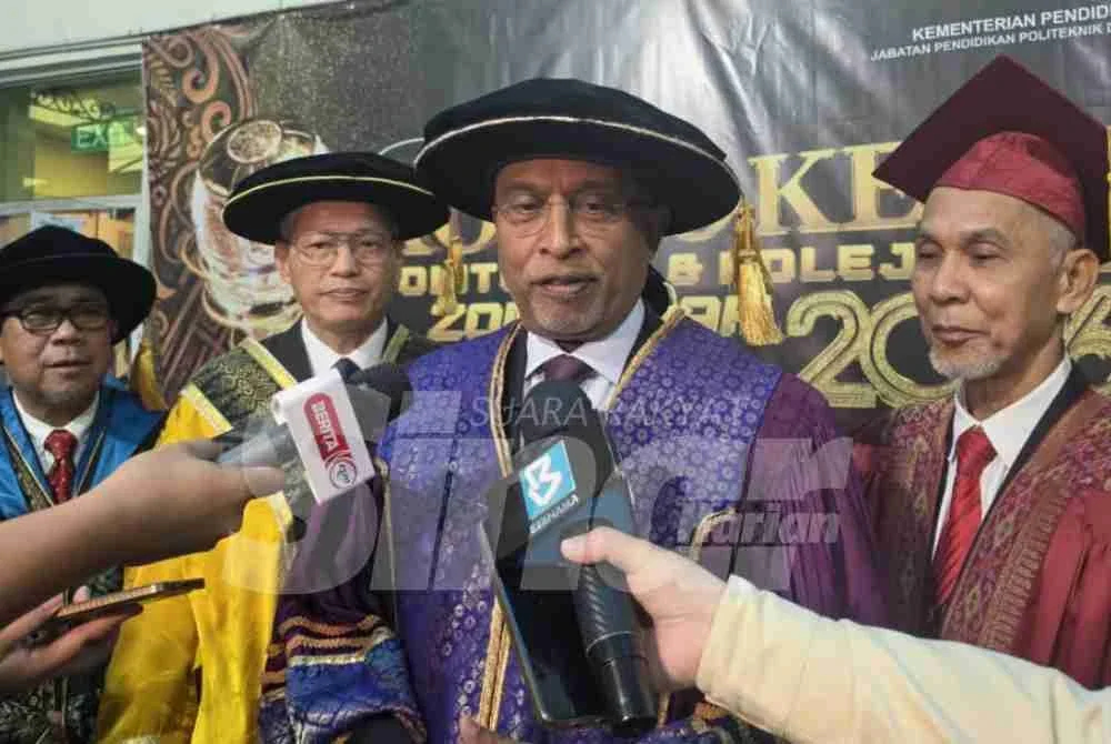 Zambry ketika ditemui pemberita selepas menyempurnakan Majlis Konvokesyen Politeknik dan Kolej Komuniti Sabah di Politeknik Kota Kinabalu.