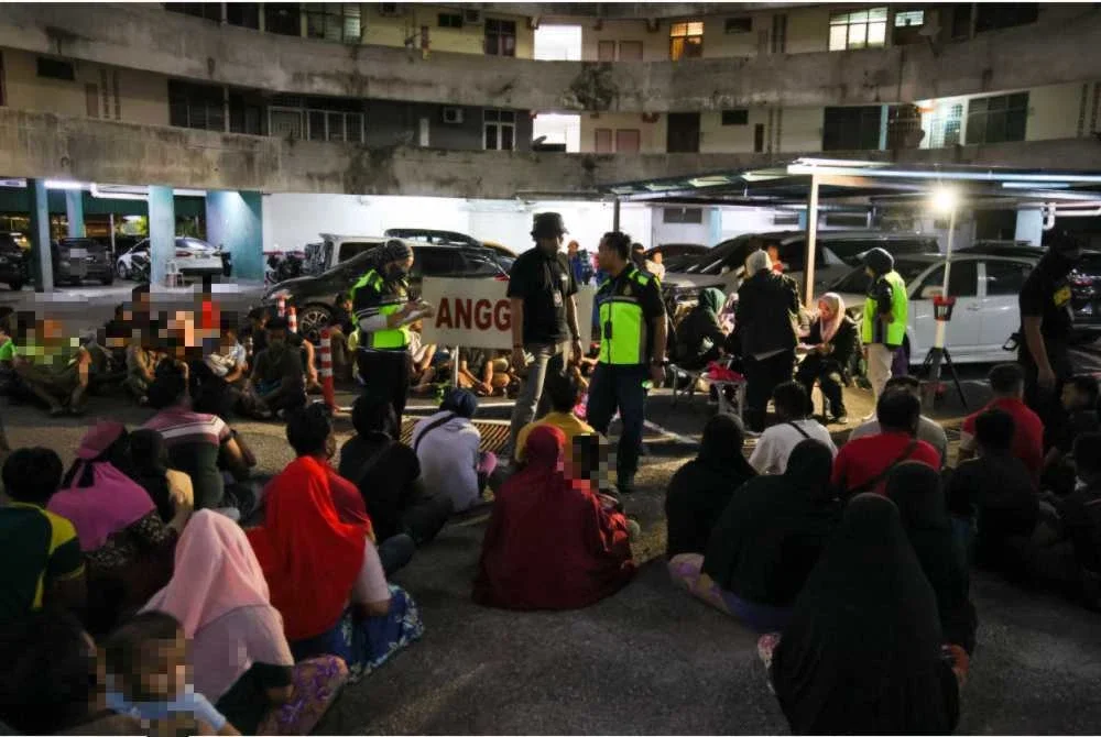 Antara warga asing yang diperiksa dalamoperasi penguatkuasaan di Flat Sri Kolam, Kuala Terengganu, awal pagi Isnin.