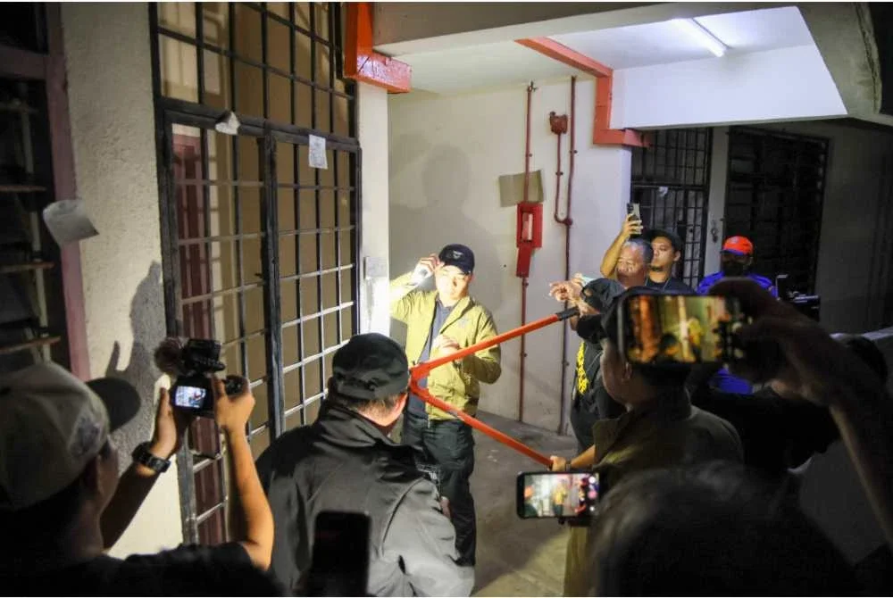 Anggota penguat kuasa terpaksa membuka sebuah kediaman dalam operasi penguatkuasaan di Flat Sri Kolam, Kuala Terengganu, awal pagi Isnin.