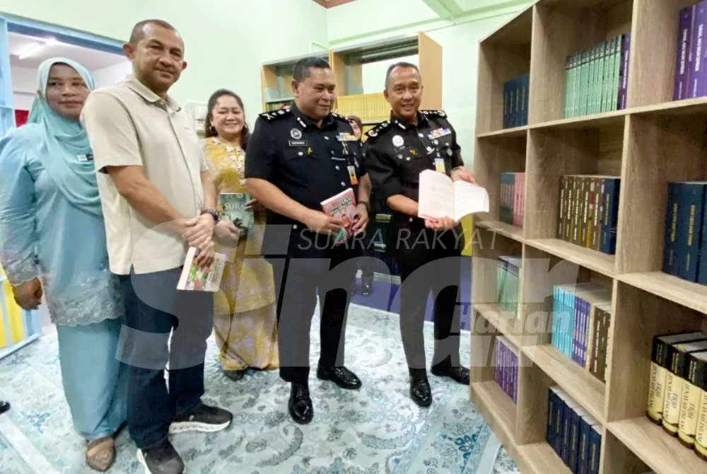 Mohamad Rosidek (kanan) melihat buku yang disumbangkan semasa Majlis Perasmian Penutupan Program Bookathon Jabatan Penjara Malaysia Tahun 2026 dengan kerjasama Boustead Holdings Berhad, Royale Chulan Damansara dan SMO Bookstores di Blok Wanita, Penjara Pengkalan Chepa, Kota Bharu pada Isnin. Foto: SINAR HARIAN/HAZELEN LIANA KAMARUDIN