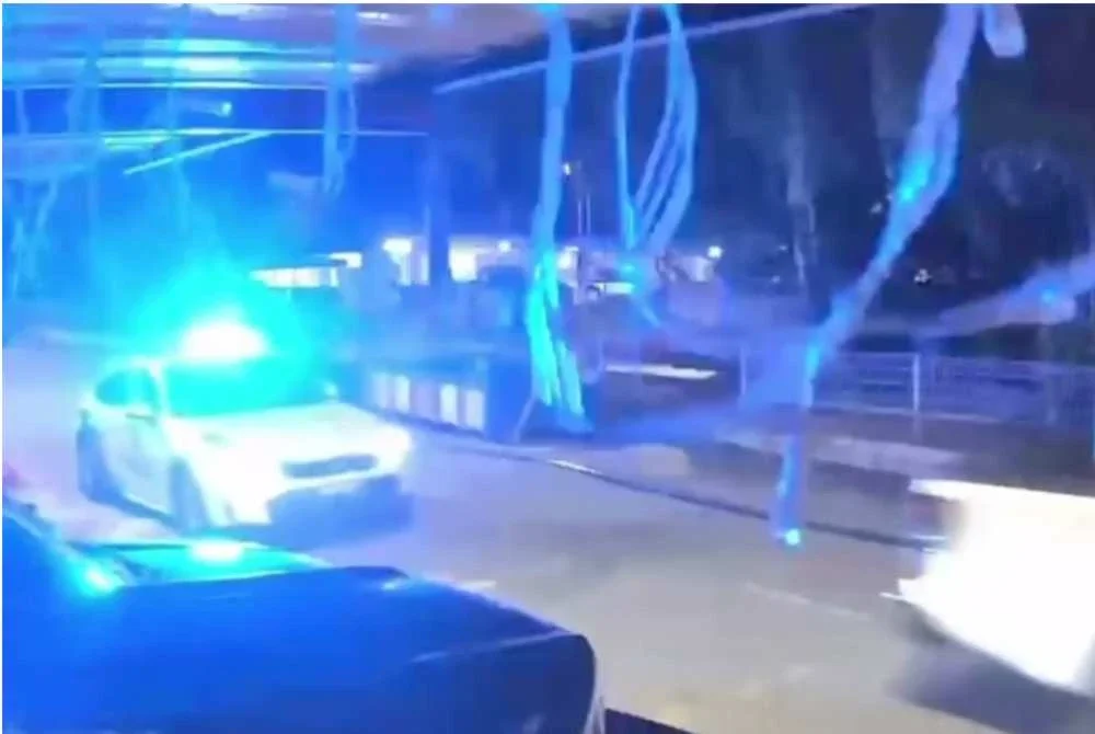 Tangkap layar rakaman video tular sebuah kenderaan polis dikatakan berada di lokasi kes curi kabel.