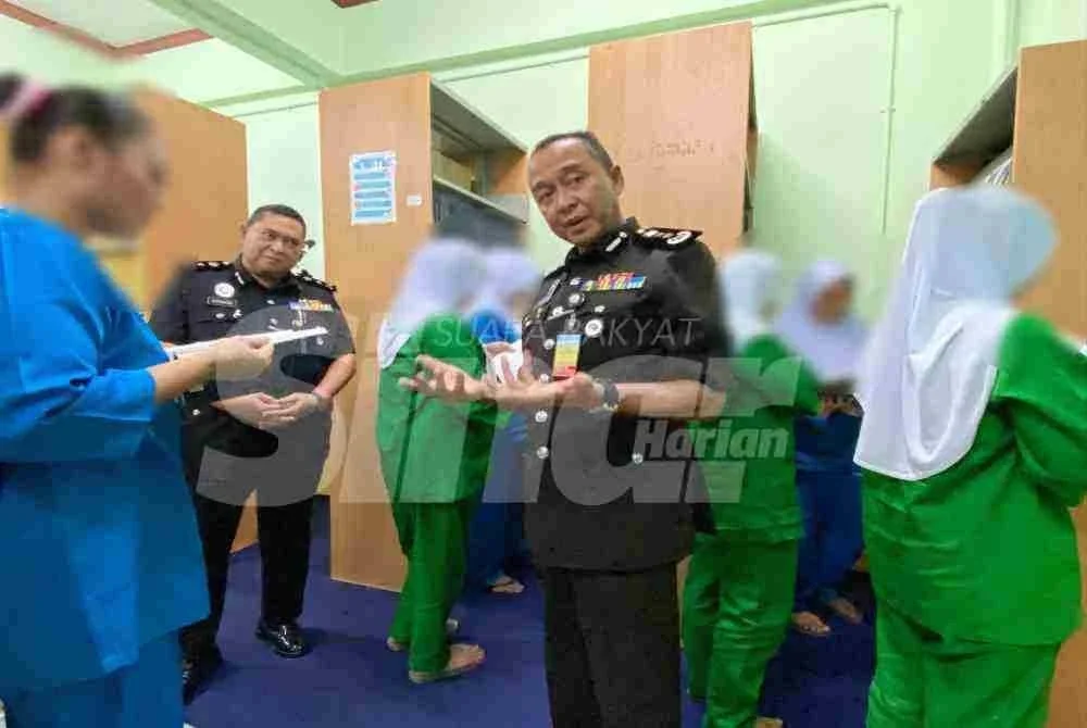 Mohamad Rosidek (kanan) beramah mesra dengan penghuni pada Majlis Perasmian Penutupan Program Bookathon Jabatan Penjara Malaysia Tahun 2026 dengan kerjasama Boustead Holdings Berhad, Royale Chulan Damansara dan SMO Bookstores di Blok Wanita, Penjara Pengkalan Chepa, Kota Bharu pada Isnin.