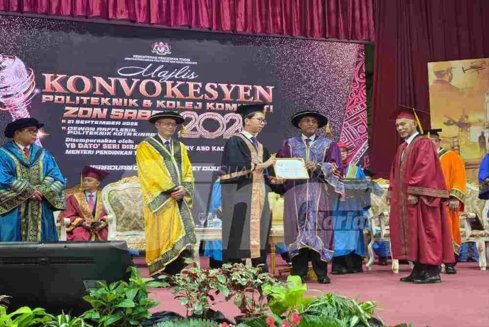 Edison ketika menerima anugerah khas semasa Majlis Konvokesyen Politeknik dan Kolej Komuniti Sabah di Politeknik Kota Kinabalu.