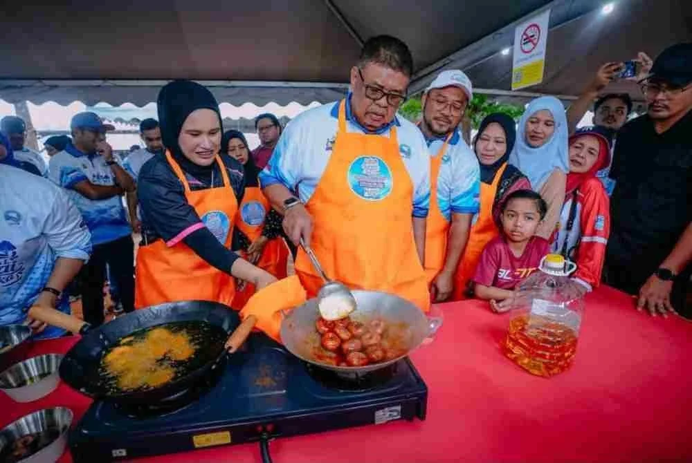 Ab Rauf menunjukkan kemahiran memasak kuih keria.