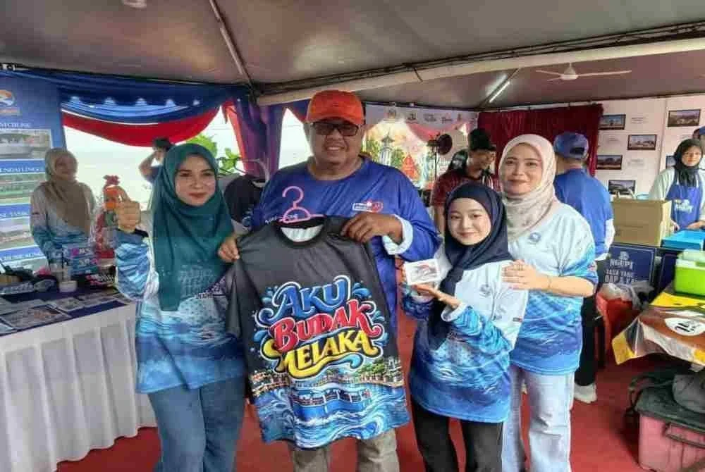 AB Rauf (tengah) bersama pengunjung Festival Sungai Melaka 2026.