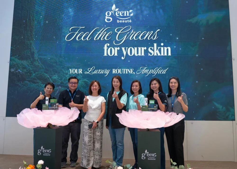 Grace Yap Yen Mee dan Rashica Lim Yin (empat dan lima dari kiri) ketika pelancaran GREENS beauté™ di acara GREENSTOPIA® 4.0 bertempat di Galeri Jualan Kiara Bay Kuala Lumpur, di sini pada Rabu.