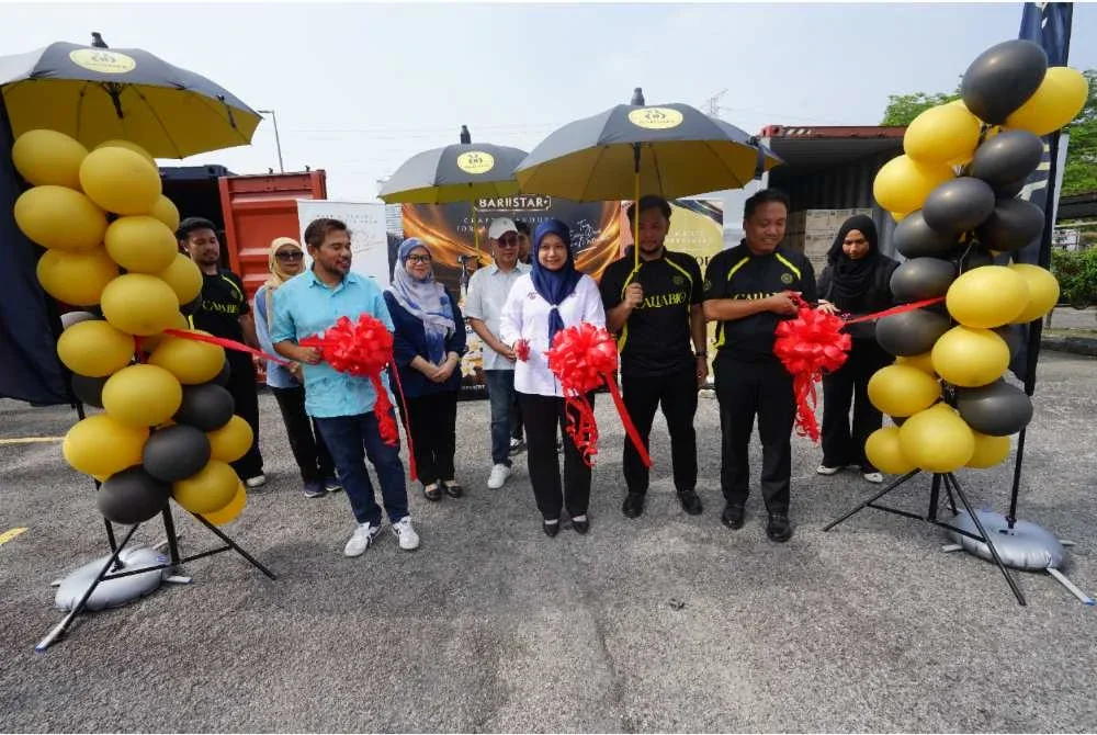 Simbolik memotong riben sempena Majlis Flag-Off Kontena Eksport disempurnakan Pengarah Bahagian Infrastruktur Komersial MARA, Mimi Mazlin Mohamad Yusof (tengah).