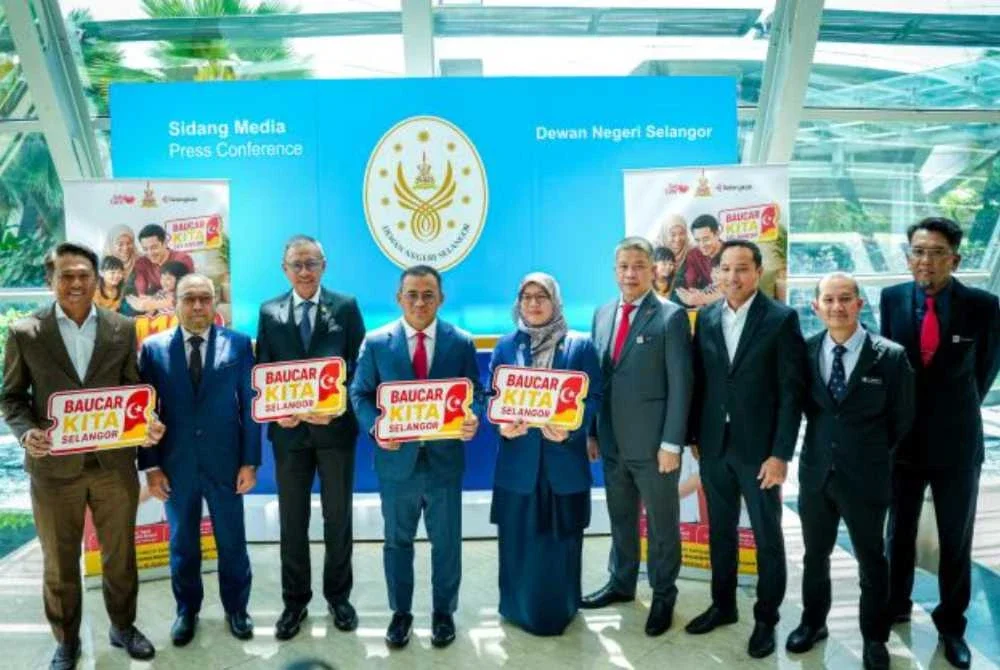 Menteri Besar Selangor, Datuk Seri Amirudin Shari (tengah) bersama Anfaal semasa sidang media pengumuman Baucar Kita Selangor di Wisma Dewan Negeri Selangor pada Jun lalu. Foto fail Bernama
