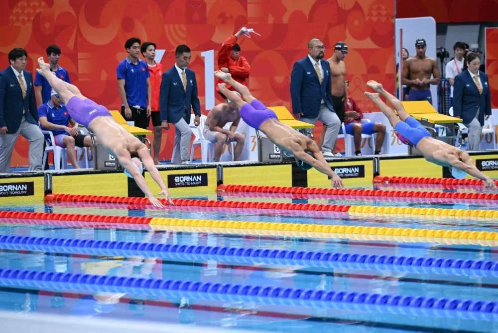 Perenang bersaing dalam acara akhir renang berganti-ganti gaya bebas 4x200 meter lelaki pada Sukan Asia 2026 di Pusat Akuatik Tokyo. Foto AFP