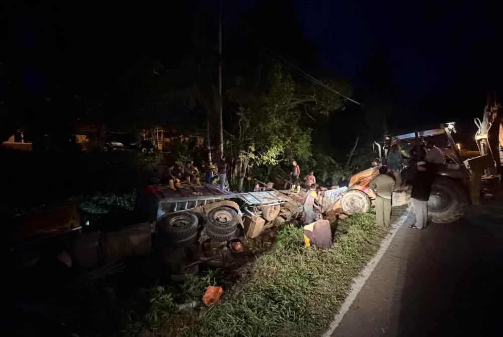 Antara kes kemalangan lori terbalik yang berlaku di laluan berkenaan..Foto FB Ir Ts Khairil Nizam.