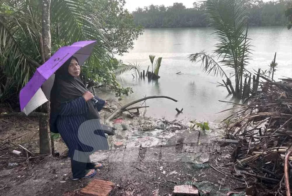 Mahani (nenek) menunjukkan mayat cucunya ditemui selepas dicampakkan ke sungai oleh bapa saudaranya.