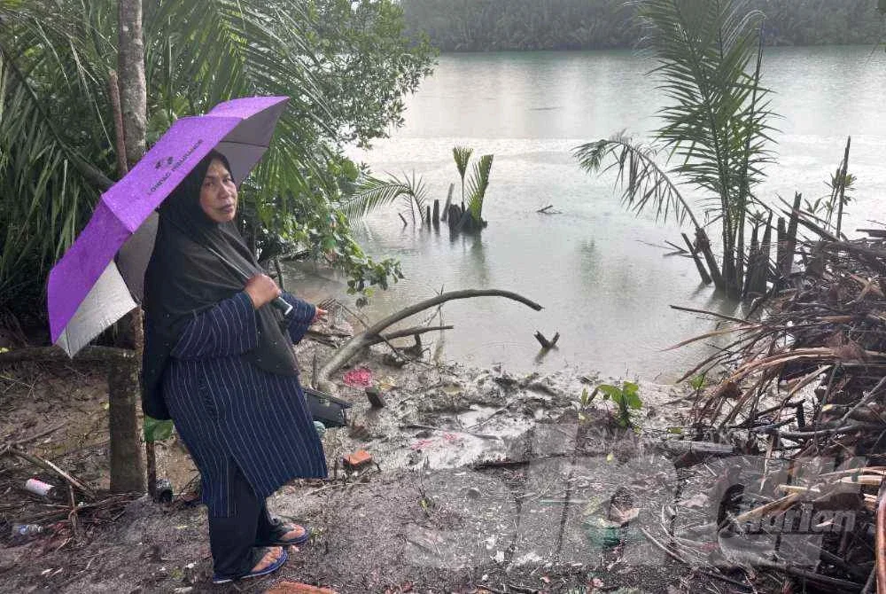 Mahani menunjukkan lokasi cucunya ditemukan lemas di sungai berhampiran rumahnya di Kampung Padang, Tanjung Sedili Kota Tinggi pada Isnin.