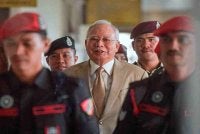Najib (tengah) mendapat pengampunan bersyarat daripada Yang di-Pertuan Agong, dengan baki hukuman penjara dijalani secara tahanan di rumah sehingga 23 Ogos 2028.