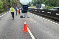 Penunggang motosikal maut dipercayai digilis lori kejadian kemalangan disyaki langgar lari di Kilometer 263.4 PLUS arah selatan selepas Terowong Menora, pada Ahad.