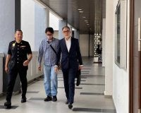 Tengku Kamarolhisham (tengah) didakwa di Mahkamah Sesyen Kota Bharu pada Isnin atas pertuduhan bersubahat melakukan pecah amanah hasil kutipan penalti daripada kontraktor sebanyak RM14,000 melibatkan projek membina dan menyiapkan projek bangunan komersial setinggi 22 tingkat kira-kira sembilan tahun lalu. 