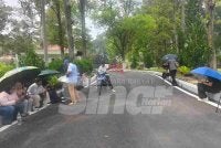 Pengamal media berkumpul di hadapan kediaman Menteri Besar.