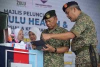 Malek Razak bersama Ketua Pengarah Perkhidmatan Kesihatan Angkatan Tentera, Leftenan Jeneral Datuk Dr Zulkeffeli Mat Jusoh semasa melancarkan aplikasi MyZULU Health di Lumut.
