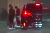 Tangkap layar memaparkan tiga lelaki membuang air kecil di tepi jalan Lebuhraya EDL, Johor Bahru.