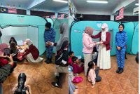 Ahli Parlimen Bentong, Young Syefura Othman turun padang menemui mangsa yang berada di PPS. Foto APM Bentong 
