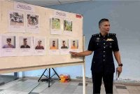 Mohd Nasyim menunjukkan identiti enam suspek yang masih bebas dan dikehendaki bagi membantu siasatan.