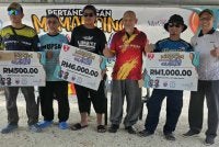 Mohd Saiful (tiga dari kanan) bersama pemenang Pertandingan Memancing Terbuka Kuala Selangor di Pantai Sungai Kajang.