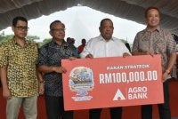 Abu Bakar Hamzah (dua dari kanan) menerima cek cura daripada Safaruddin Samsuddin (kanan) sebagai simbolik sumbangan Agrobank sempena Pesta Air Antarabangsa Kuala Perlis 2026
