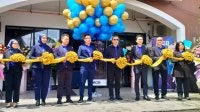Hock San (empat dari kanan) bersama Lit Chek (empat dari kiri) dan Kim Hoe (tiga dari kanan) menyempurnakan pelancaran StarLight Residences di Galeri Jualan StarLight Residences di sini pada Isnin.