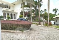 Keadaan di kediaman Najib pada Isnin.