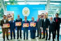 Menteri Besar Selangor, Datuk Seri Amirudin Shari (tengah) bersama Anfaal semasa sidang media pengumuman Baucar Kita Selangor di Wisma Dewan Negeri Selangor pada Jun lalu. Foto fail Bernama