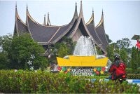 Suasana di sekitar Wisma Negeri dilihat terkawal ketika tinjauan pada Isnin. Foto Bernama