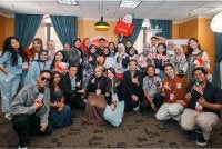 Pencipta kandungan bergambar beramai-ramai ketika sesi petang acara yang berlangsung di Shah Alam.